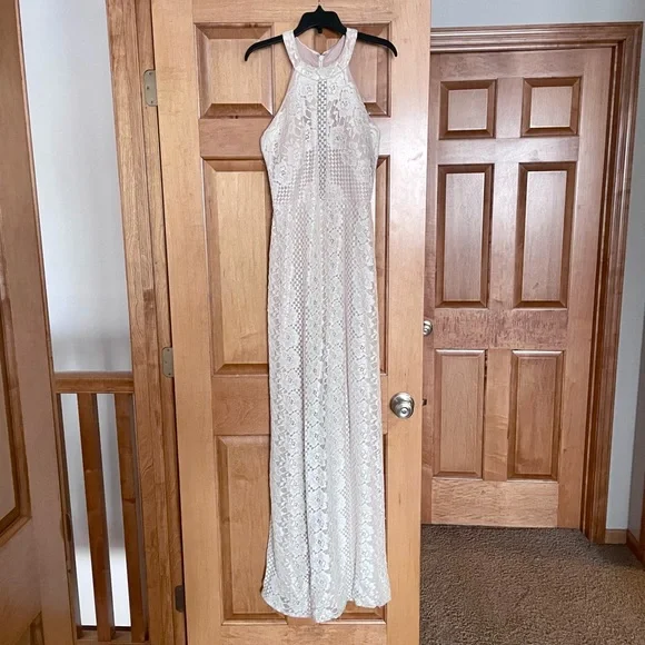 Gorgeous lace formal gown size 6 - Picture 2 of 8